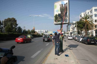 Ο πατέρας του Γιάννη Σταυρουλάκη, βάφει την παράνομη πινακίδα που σκότωσε τον Αποστόλη Μολυβιάτη